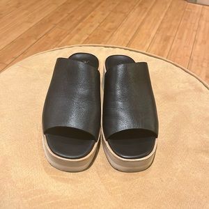 Like New VINCE Leather Sandals